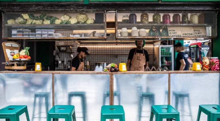 Restaurante Balcão leva comida israelense as ruas de Copacabana