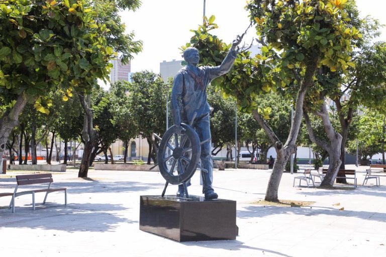 Prefeitura do Rio reinaugura estátua de João Cândido em destaque na Praça Marechal Âncora