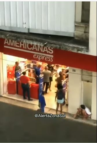 Delinquentes invadem Lojas Americanas, em Copacabana, xingam e jogam pedras nos funcionários da unidade