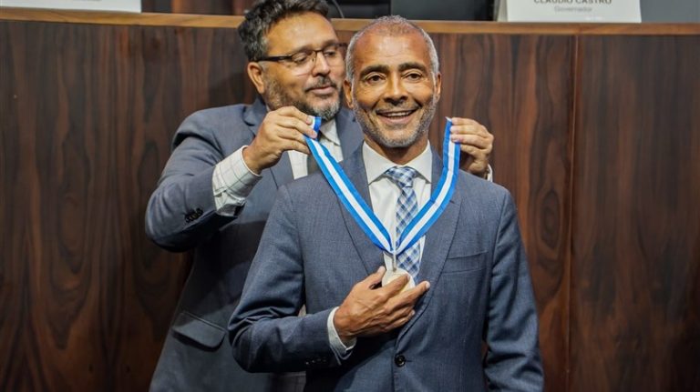 Romário recebe Medalha Tiradentes em sessão solene na Alerj