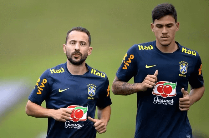 Everton Ribeiro e Pedro em treino da seleção brasileira