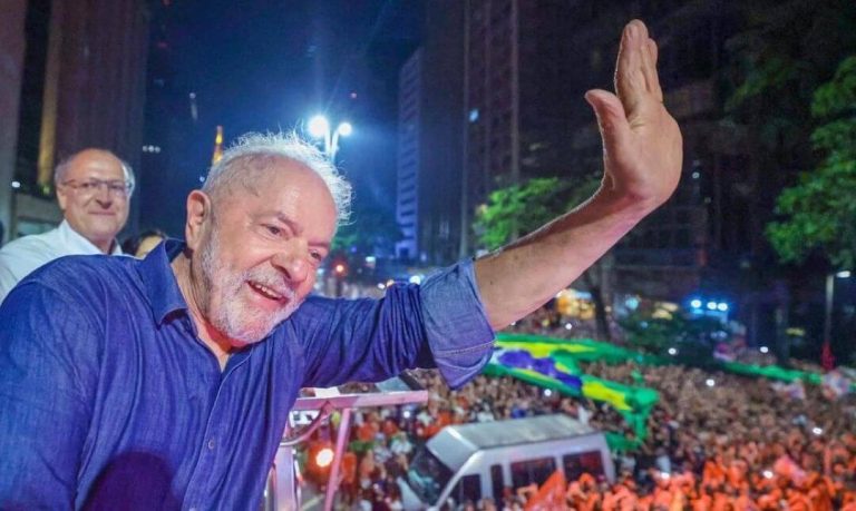 Copacabana terá festa de Carnaval neste domingo para celebrar vitória de Lula