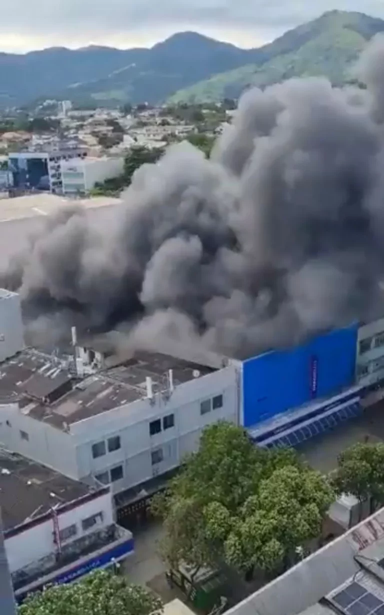 Incêndio atinge loja das Casas Bahia em Campo Grande