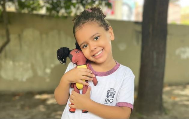 Projeto antirracista distribui 2 mil bonecas negras em escolas municipais do Rio