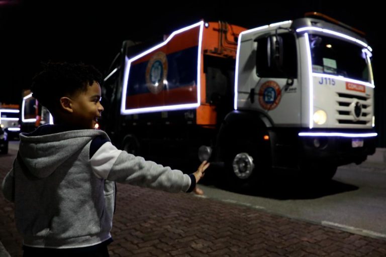Comlurb fez Parada de Natal com caminhões iluminados