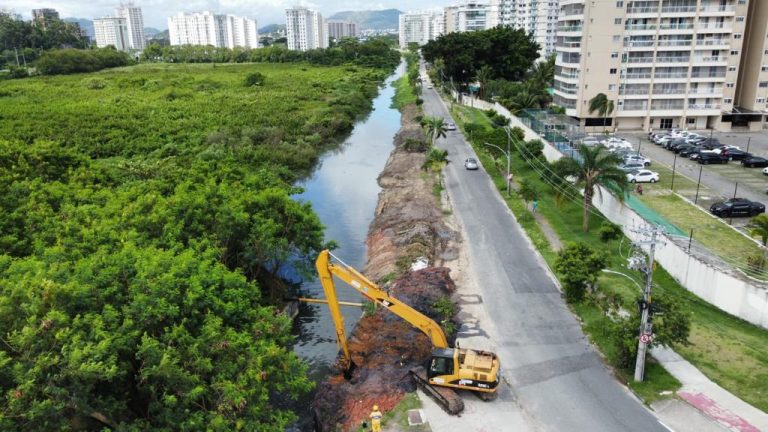 Prefeitura do Rio trabalha na limpeza do Rio Pavuninha, em Curicica