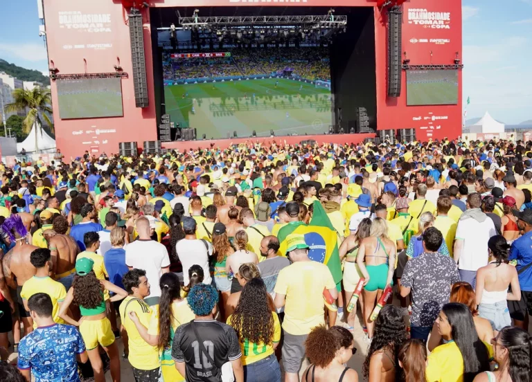 Comlurb recolhe quase uma tonelada de lixo em  Copacabana após jogo do Brasil