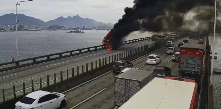 Caminhão pega fogo na Ponte Rio-Niterói