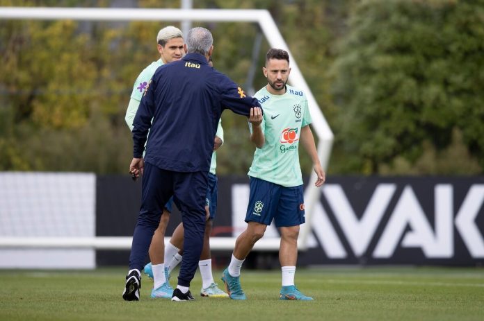 Tite conversando com Pedro e Everton Ribeiro em treino da seleção brasileira em setembro de 2022
