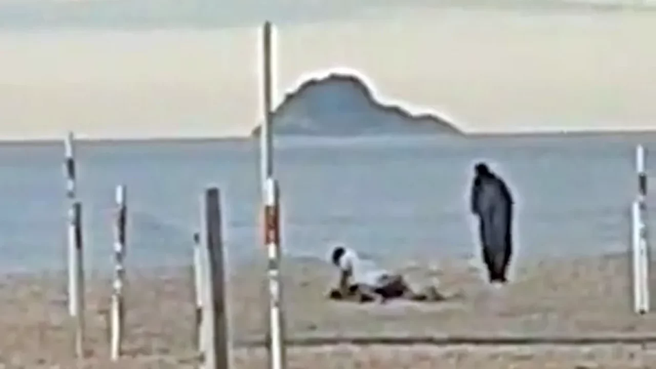 Casal é flagrado fazendo sexo na Praia de Ipanema e é interrompido por  voyeur misterioso