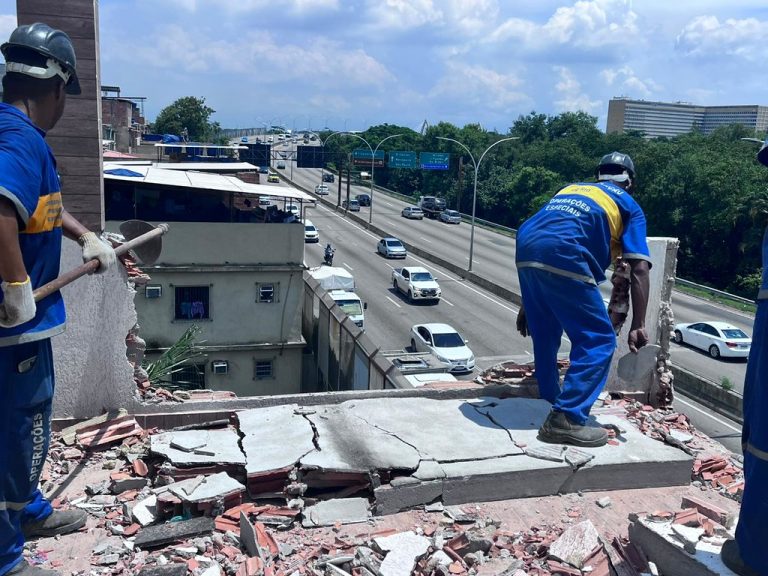 Construções irregulares são demolidas no Complexo da Maré