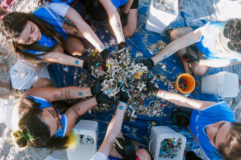 Havaianas lança iniciativa sustentável para ajudar na limpeza de praias em todo o país 