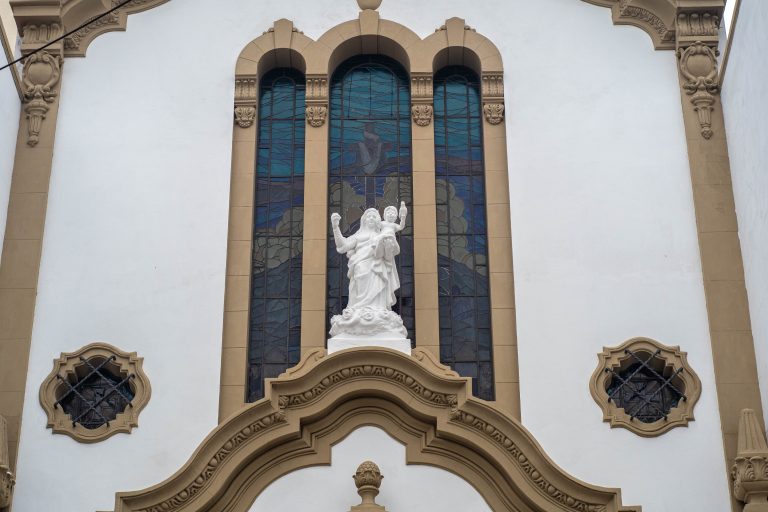 Igreja de Nossa Senhora da Lampadosa tem fachada restaurada