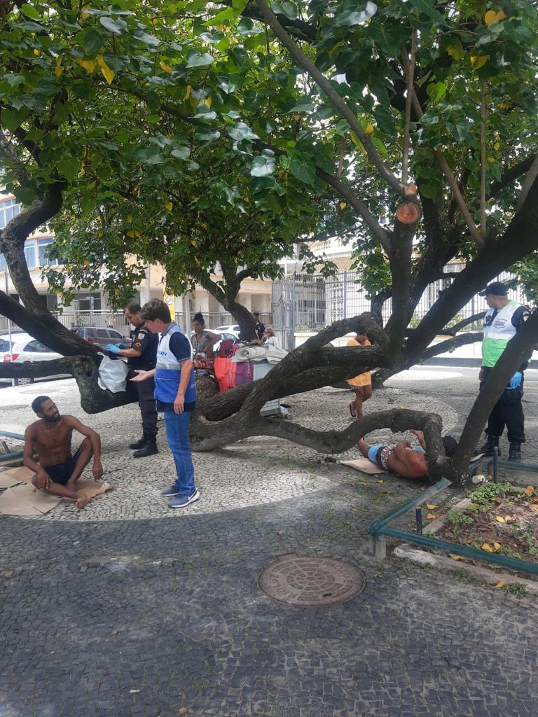 Mais mendigos são presos por porte de armas brancas e drogas em Copacabana