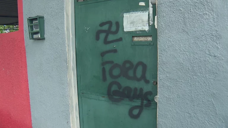 Casal gay de Brás de Pina é ameaçado com símbolo nazista e frase homofóbica no portão de casa 
