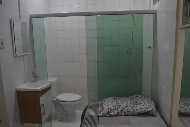 Anúncio de aluguel em Botafogo com cama ao lado de chuveiro e privada viraliza na internet