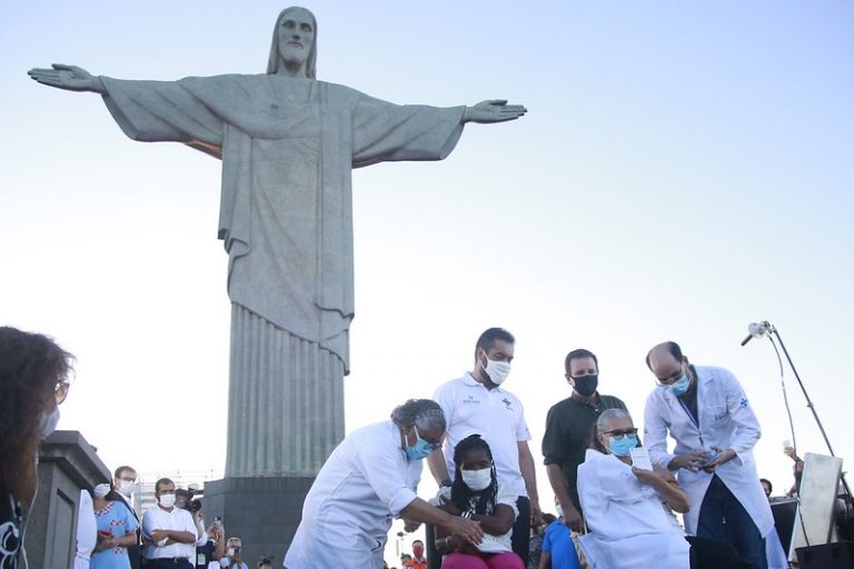 Rio completa dois anos de vacinação contra Covid-19 com cenário ‘favorável’, diz Soranz