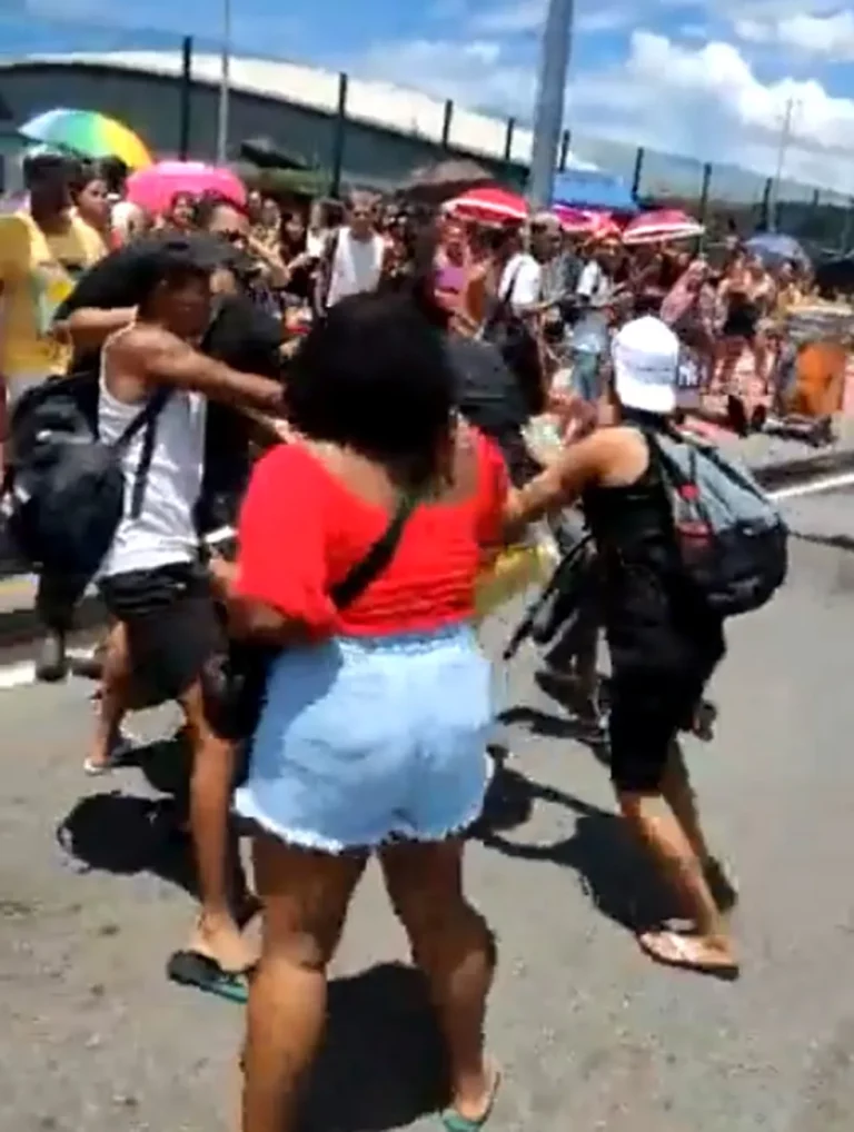 Fila por ingressos para show do grupo RBD termina em briga; confira o vídeo