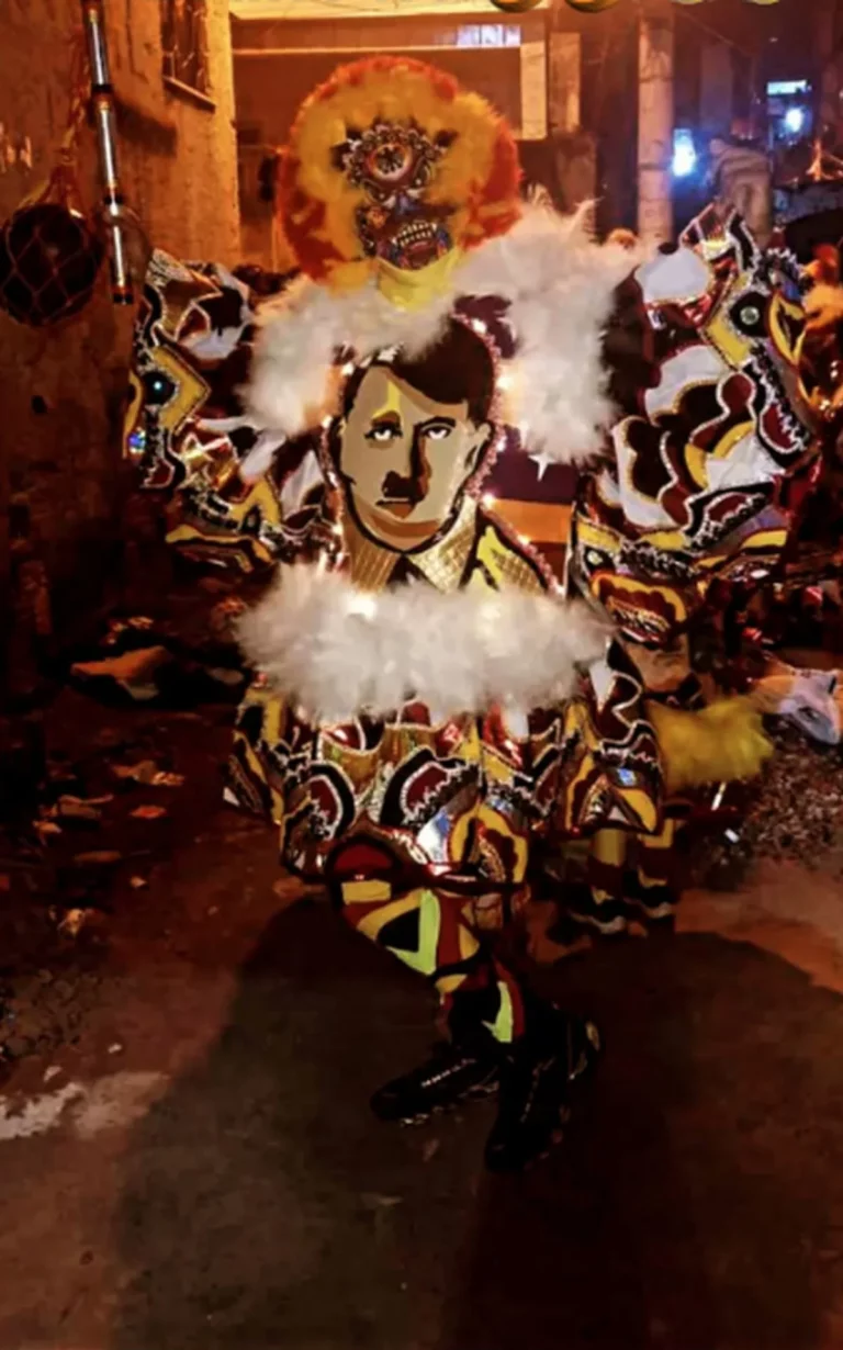 Bate-bolas de Madureira usam fantasia com rosto de Hitler no Carnaval
