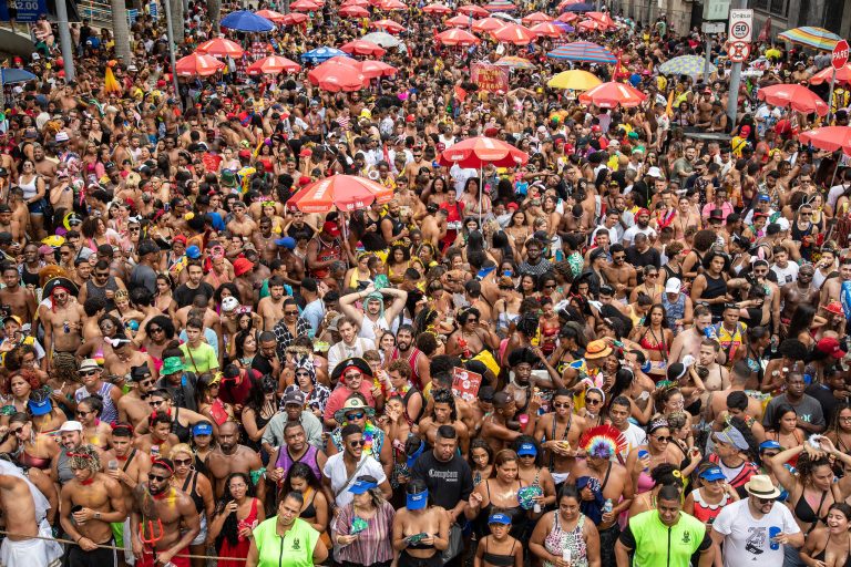 Fim do Carnaval: últimos blocos de rua desfilam no Rio neste domingo