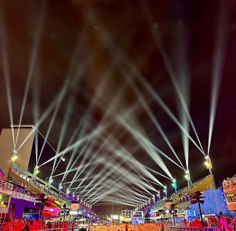 Luzes cênicas transformam Carnaval do Rio em um teatro a céu aberto