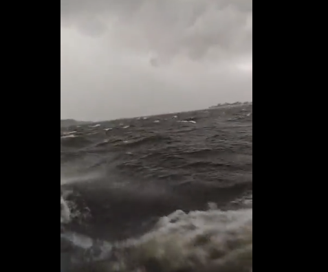 Tripulante de um barco registrou a tempestade que fez afundar uma traineira na Baía de Guanabara na tarde deste domingo