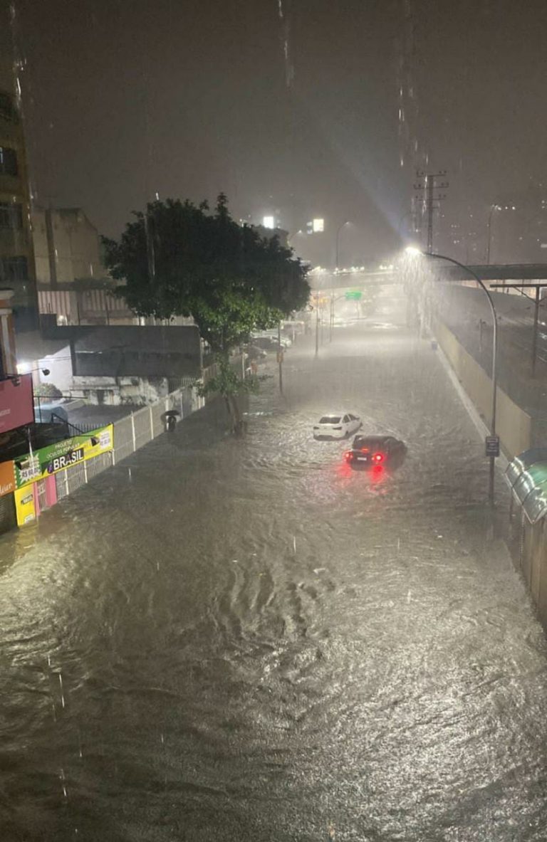 Em 4 horas, choveu 70% do volume esperado para todo o mês de fevereiro na cidade do Rio