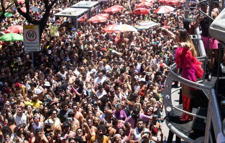 Bloco da Lexa leva 50 mil pessoas ao Centro do Rio neste domingo