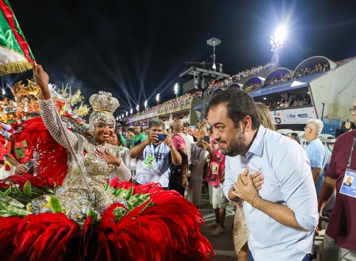 Cláudio Castro na Marquês de Sapucaí no Carnaval 2023