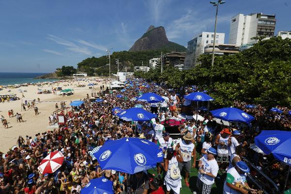 Cacique Cobra Coral: entidade que controla o tempo trabalha para manter o sol no carnaval do Rio