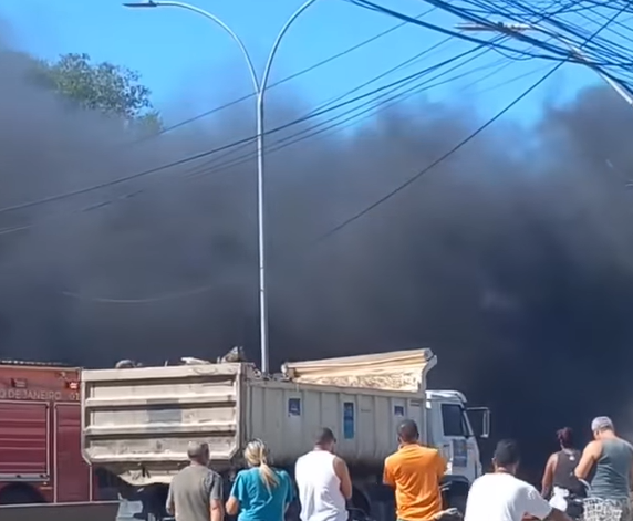 Washington Luiz é fechada e ônibus são incendiados durante tentativa de arrastão em Caxias