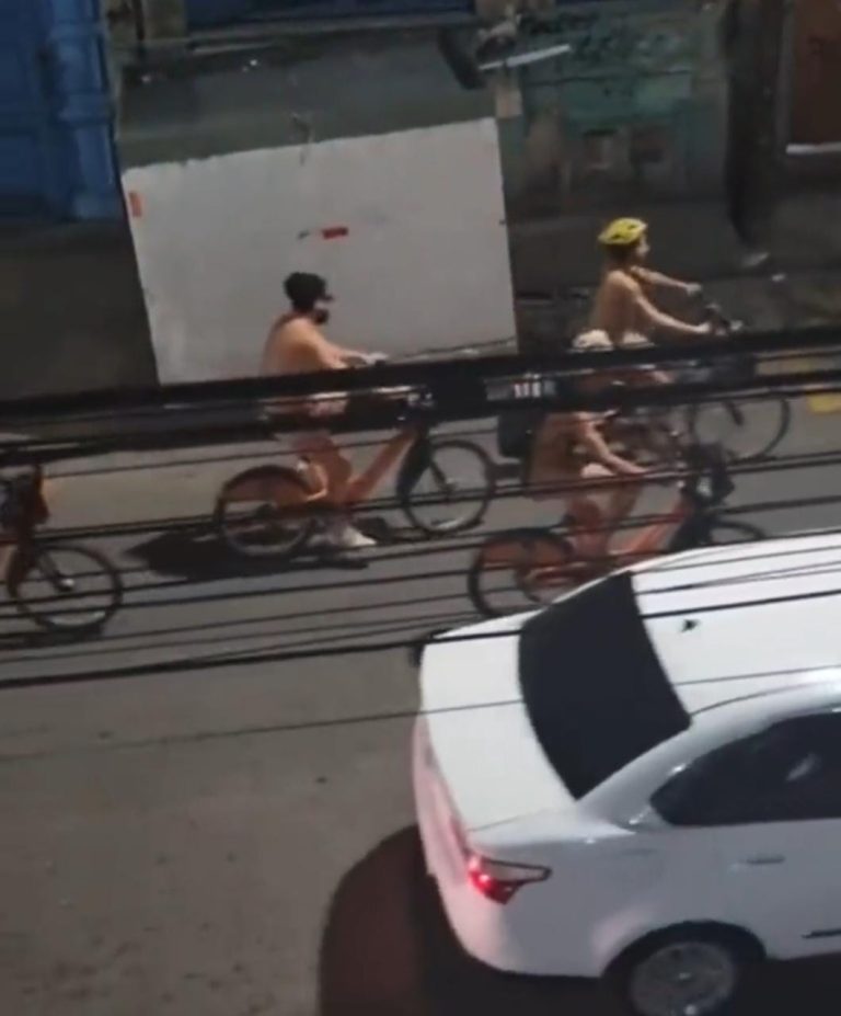 Ciclistas protestam nus no Rio de Janeiro contra violência no trânsito