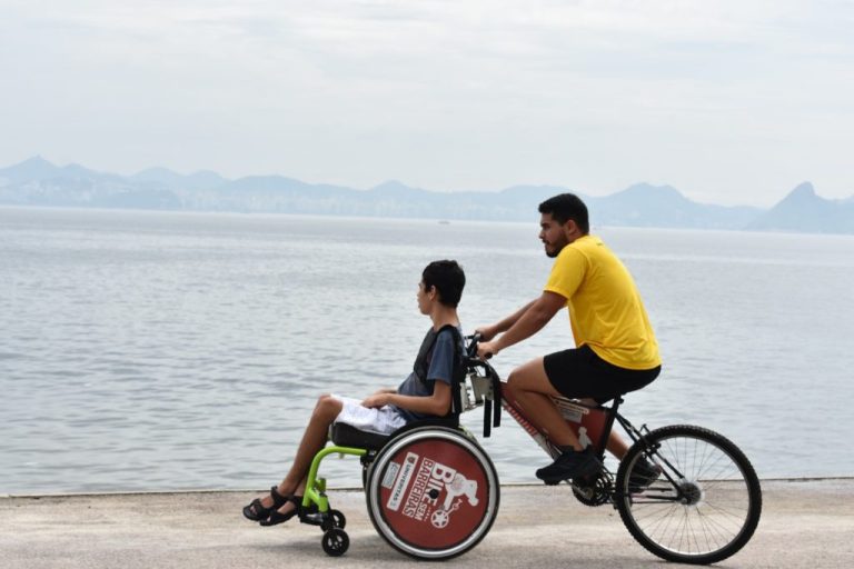 Bicicletas adaptadas e caiaques vão oferecer lazer inclusivo na Praia do Flamengo