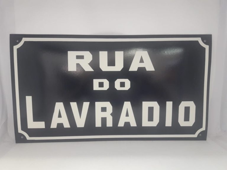 Placas azuis com letras brancas: tradição carioca e familiar 