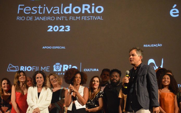 Carlos Saldanha discursa durante a estreia de How to be a carioca no Festival do RIo 2023