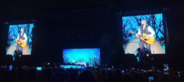 Paul McCartney canta para um Maracanã lotado em foto de Alvaro Tallarico