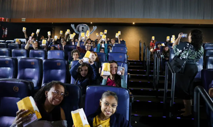 Crianças na sessão de cinema.